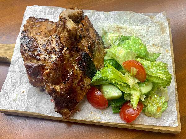 The Kitcha - Томленые свиные ребра с салатом