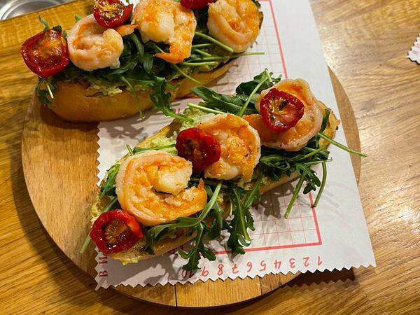 Рыбы бы - Брускетта с креветками и гуакамоле