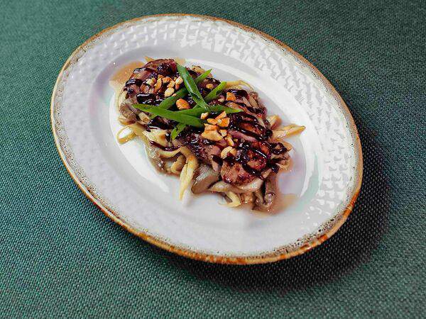 Где-то в Азии - Утиное филе на подушке из вешенок