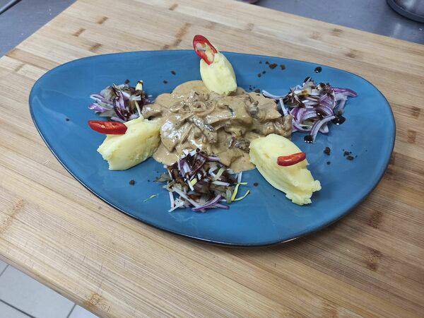 Белый лис - Беф-строганов из телятины в сливочно-грибном соусе