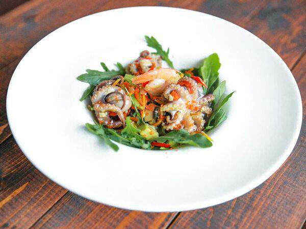 Каравелла - Азиатский салат с мини-осьминогами