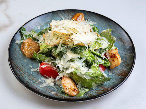 Holy place - Салат Ромейн, цыпленок и соус вителло тоннато