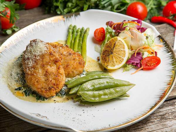 Nar & Sharab - Рыбная котлета со шпинатом и сливочным соусом