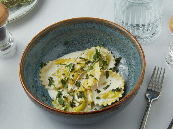 Гурмерия De Paris - Равиоли с тыквой под сырно-кокосовым соусом