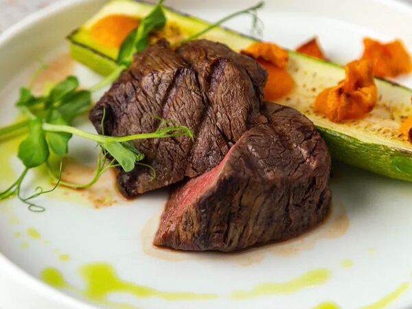 Matamata - Стейк говядины с цукини и кремом из моркови