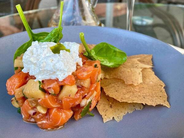 Barcarola - Тартар из лосося с копченым яблоком