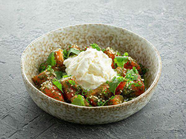 Jager Meet to Eat - Салат из томатов в соусе песто со страчателлой