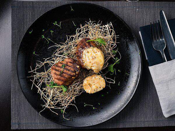 Перфетто - Медальоны из свинины на сене из лука-порея с горчичным маслом