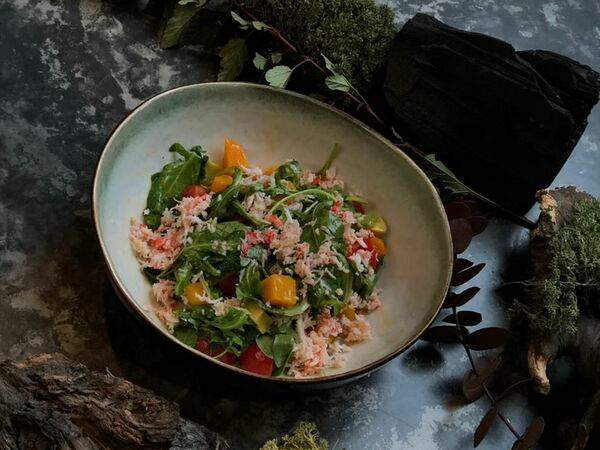 Угли - Салат с камчатским крабом, тыквой и авокадо