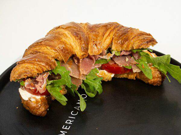 Saint Americano - Круассан с пармой и рукколой