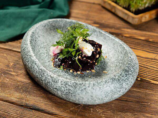 Gastro Pub Hooligans - Салат с печеной свеклой и сливочным сыром