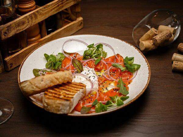 Вершина - Семга слабосоленая с чиабаттой и сметанным соусом