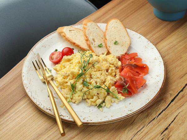 Знакомое место - Скрэмбл с лососем и авокадо
