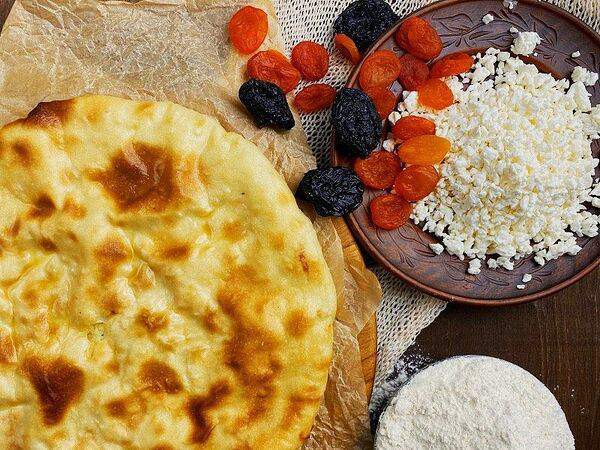 Осетинские пироги - Пирог с творогом, курагой и черносливом