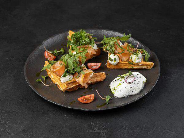 Театральный буфетъ - Вафли из молодых кабачков с сёмгой, творожным сыром и яйцом пашот