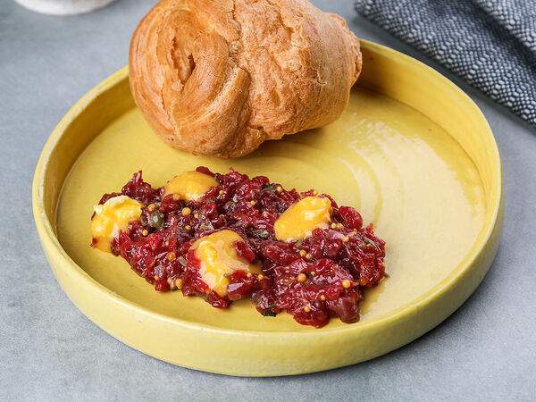 Агонь BBQ Ratskeller - Тартар из говядины с заваренным желтком