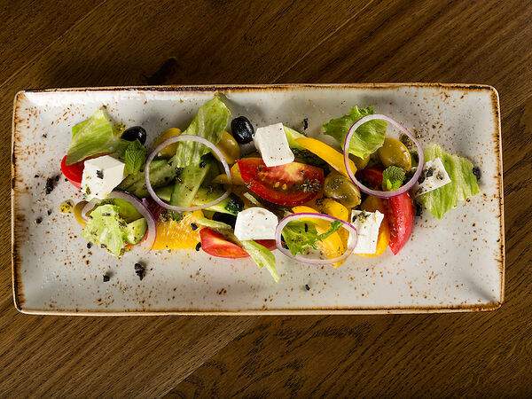 Семейное кафе Бамбинополь - Греческий салат с пастой из маслин