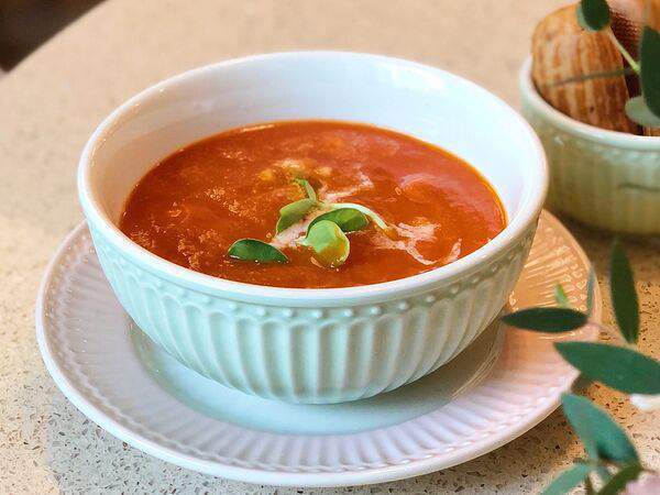 Счастливые люди - Крем-суп из томатов со страчателлой и креветками