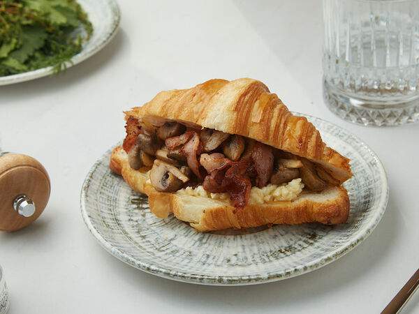 Гурмерия De Paris - Круассан с хрустящим беконом