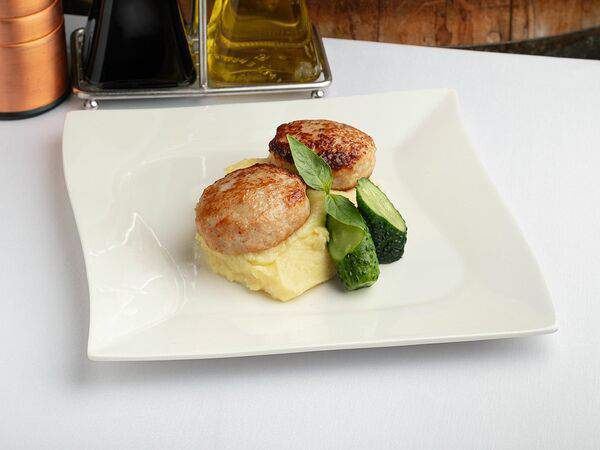 Ресторан Метрополь - Котлеты куриные с кускусом, рататуем и тартаром из огурца