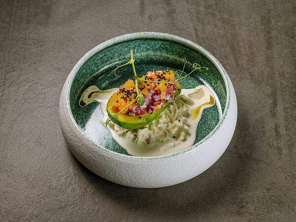 12 - Тартар лосось, тунец в авокадо