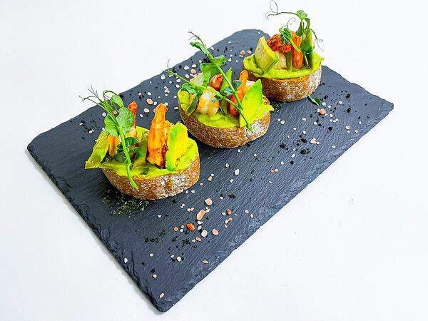 DROVA - Брускетта с гуакамоле и королевской креветкой