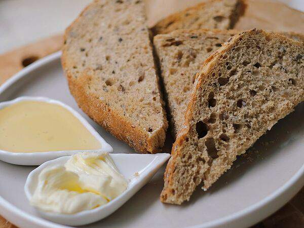 2A Concept. Coffee, Cake & Shop - Зерновой хлеб с маслом и медом