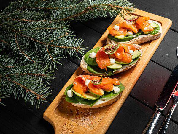 Гости рестопаб - Брускетты с лососем домашнего посола, авокадо и шпинатом