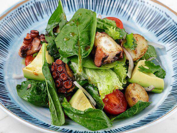 Leto - Салат с осьминогом, молодой картофель, томаты