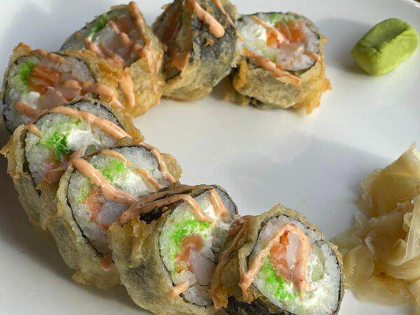 Море в коробке - Роллы c лососем, креветкой и икрой летучей рыбы