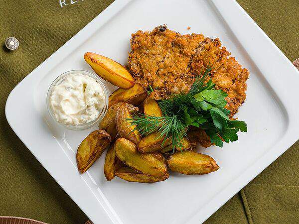 Хотим-едим - Говяжий шницель с картофелем и соусом тартар