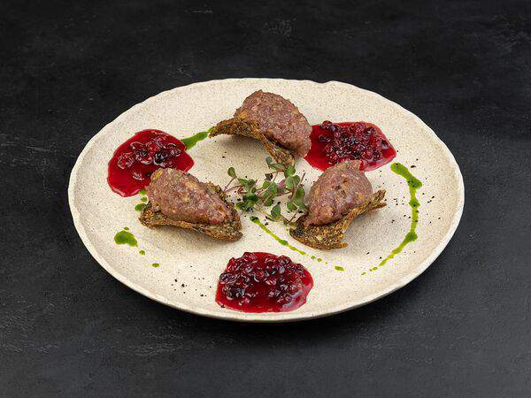 Театральный буфетъ - Тартар из утки на злаковых чипах с клюквенным соусом