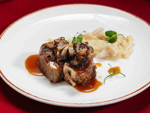 Мускат - Стейк из телятины с грибами, трюфельным маслом и соусом демиглас