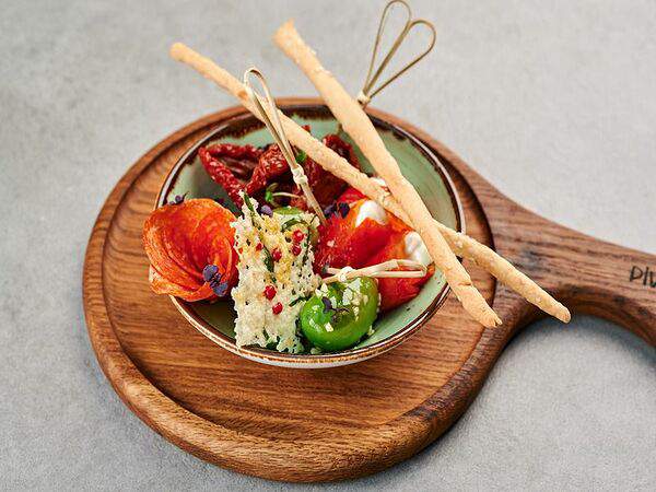 Pivino - Антипасти из болгарского перца, сыра фета, вяленых томатов, оливок и колбасы чоризо