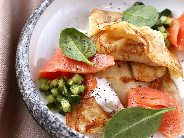 The Odi - Блинчики с маринованным лососем и сметаной