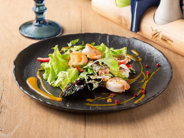 Пельмень блин вареник - Салат горячий с креветками