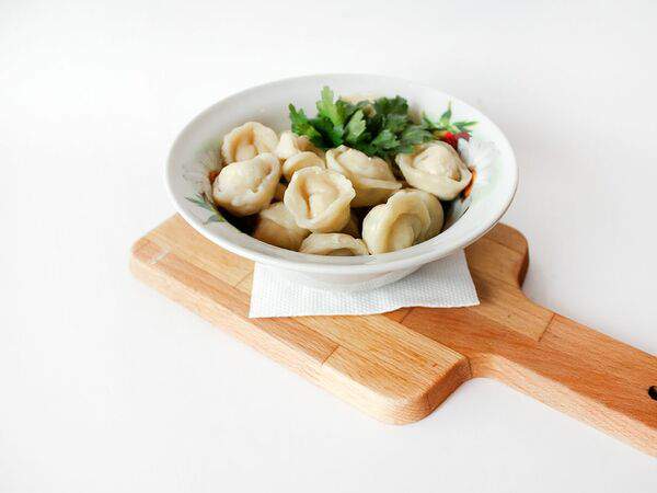 Вареничная №9 - Пельмени cвинo-говяжьи с бульоном и зеленью