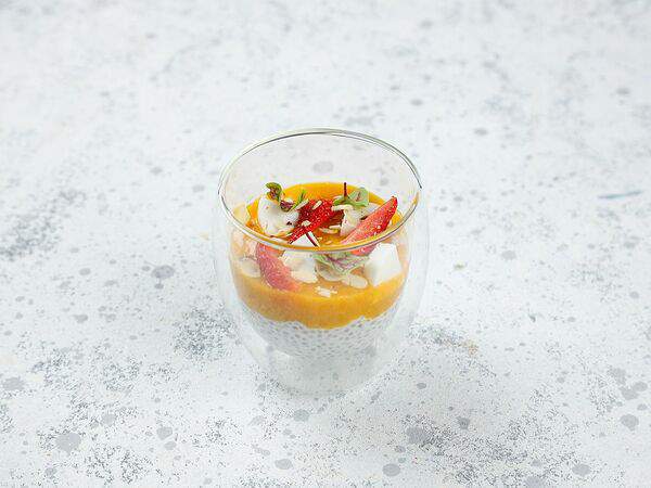 Васаби - Десерт с манго, семенами чиа и миндалем