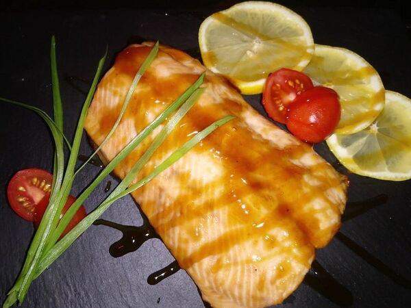 Забой - Филе горбуши под соусом терияки на луковой подушке