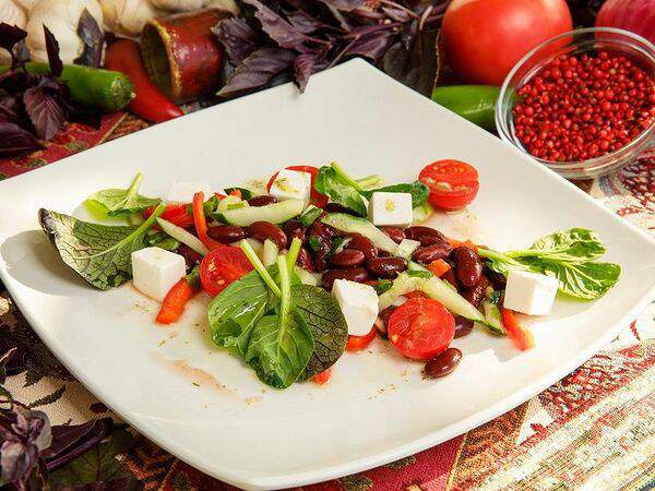 Кафе Отдых - Салат восточный с красной фасолью, овощами и сыром Фета