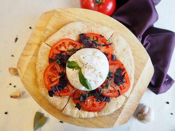 Вилла Подлипки - Буррата с фокачча и помидорами