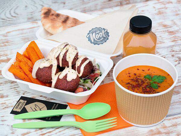 Noot - Обед со свекольным фалафелем и тыквенными палочками