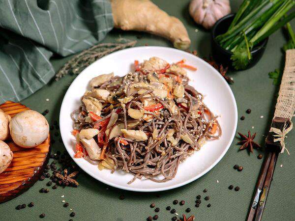 МамАзия - Соба с куриным филе в сливочно-чесночном соусе