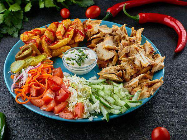 Кебаб Шаверма - Шаурма на тарелке с курицей