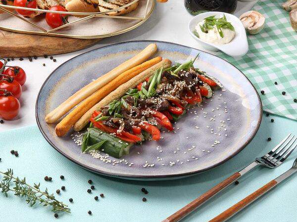 Caffe la vita - Салат с обжаренной говядиной и гриссини