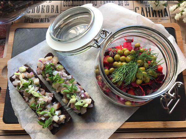 Кабинет - Винегрет с тостами и сельдью