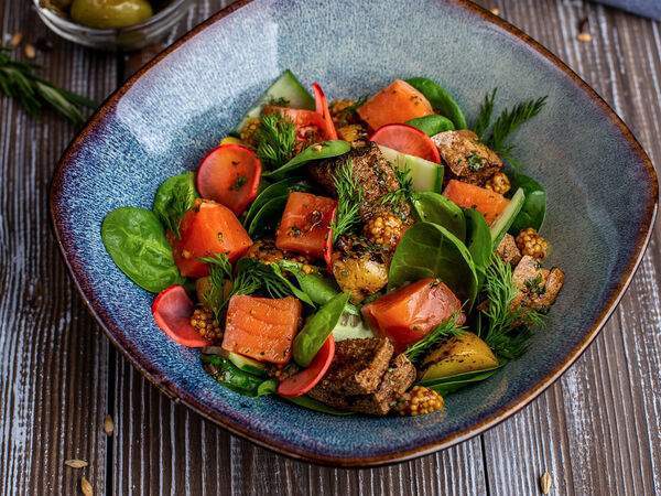 Jager restopub - Салат со слабосоленым лососем