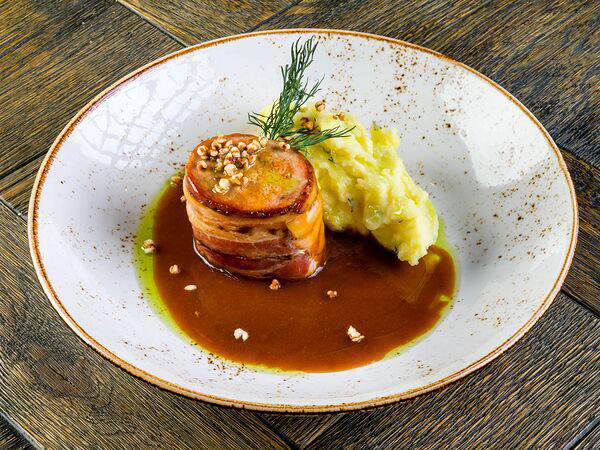 Braubauer - Рулет из cвинoй вырезки с беконом и луковым соусом