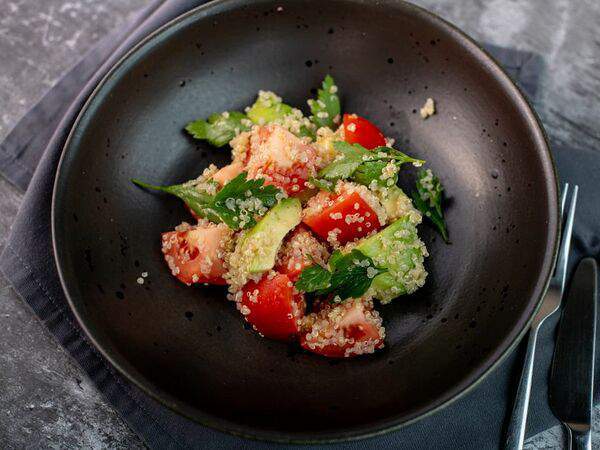 Vitae Healthy Food - Салат с бакинскими томатами, киноа и авокадо