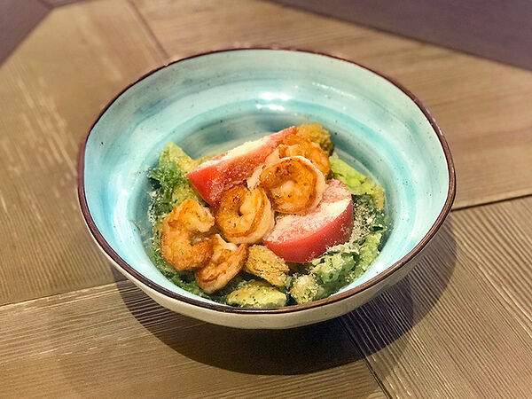 Donna Olivia - Салат Цезарь с тигровыми креветками